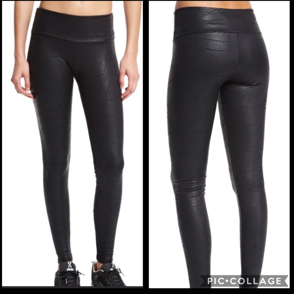 Like new Onzie coated snake embossed leggings